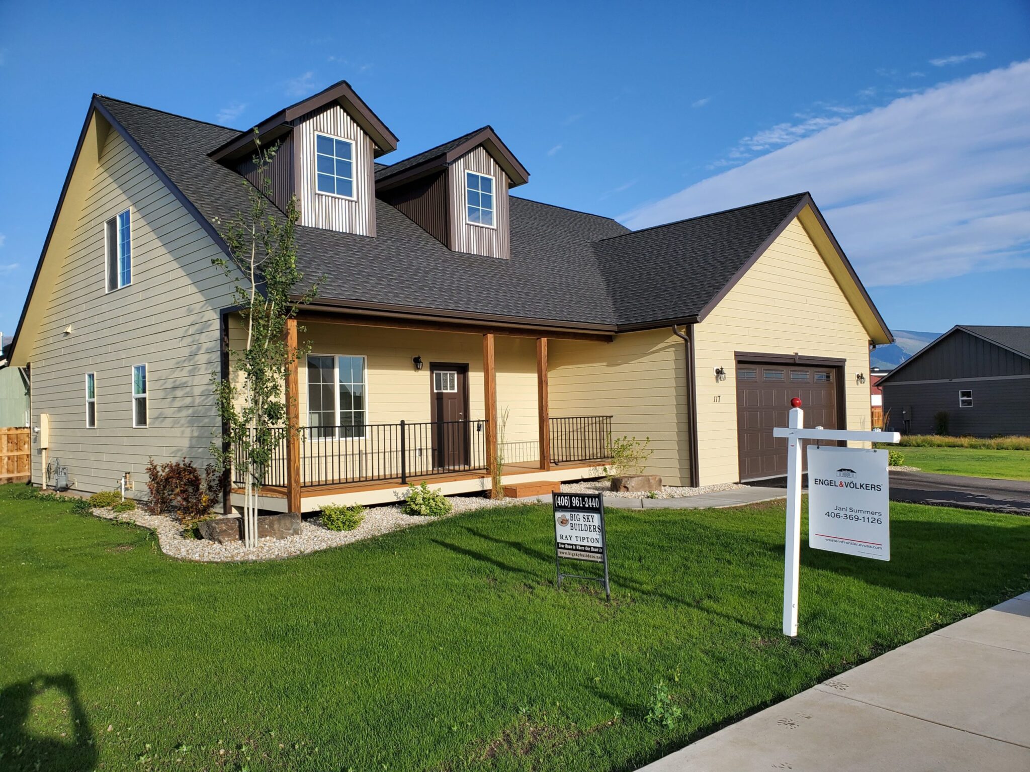 Front exterior of the Country Cottage model home - built by Big Sky Builders in Hamilton, MT