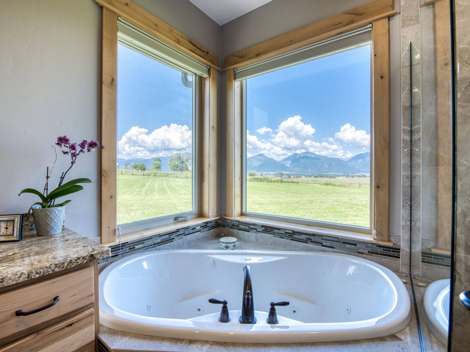 Jetted corner tub in a custom home built by Big Sky Builders in Stevensville, MT